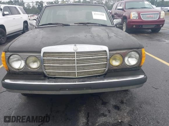 ✅ 1982 Mercedes-Benz 240 • VIN: WDBAB23A5CB299331 • Lot: 43312568. Wystawiony na IAAI z przebiegiem 227 260 mil. Bezpłatny archiwum sprzedaży aukcyjnych z USA i szczegółowy raport historii pojazdu na DreamBid. Zdjęcie 6.