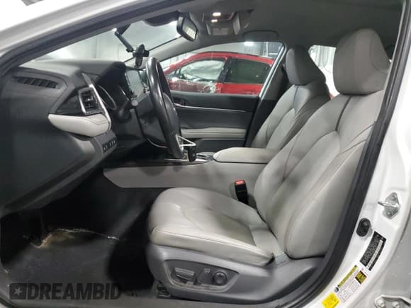 ✅ 2021 Toyota Camry Hybrid XLE • VIN: 4T1F31AK6MU568044 • Lot: 86269155. Wystawiony na Copart z przebiegiem 54 732 mil. Bezpłatny archiwum sprzedaży aukcyjnych z USA i szczegółowy raport historii pojazdu na DreamBid. Zdjęcie 7.