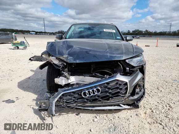 ✅ 2024 Audi Q5 S line Premium • VIN: WA1GAAFY4R2143365 • Lot: 92955345. Wystawiony na Copart z przebiegiem Nie podano. Bezpłatny archiwum sprzedaży aukcyjnych z USA i szczegółowy raport historii pojazdu na DreamBid. Zdjęcie 5.