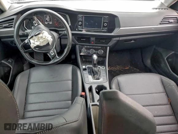 ✅ 2021 Volkswagen Jetta S • VIN: 3VWC57BUXMM033112 • Lot: 94043245. Wystawiony na Copart z przebiegiem 75 608 mil. Bezpłatny archiwum sprzedaży aukcyjnych z USA i szczegółowy raport historii pojazdu na DreamBid. Zdjęcie 8.