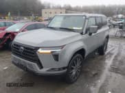 ✅ 2024 Lexus GX 550 Luxury • VIN: JTJVBCDX6R5002471 • Lot: 41014710. Wystawiony na IAAI z przebiegiem 6 804 mil. Bezpłatny archiwum sprzedaży aukcyjnych z USA i szczegółowy raport historii pojazdu na DreamBid. Zdjęcie 2.