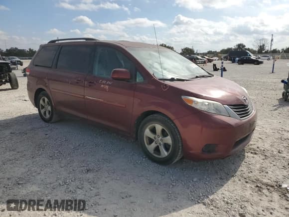 ✅ 2014 Toyota Sienna LE AAS • VIN: 5TDKK3DCXES468654 • Lot: 86662125. Wystawiony na Copart z przebiegiem 133 759 mil. Bezpłatny archiwum sprzedaży aukcyjnych z USA i szczegółowy raport historii pojazdu na DreamBid. Zdjęcie 4.