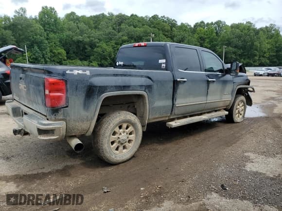 ✅ 2018 GMC Sierra 2500HD • VIN: 1GT12REY5JF249782 • Лот: 63441004. Опубликован ранее на Copart с пробегом 185 845 миль. Бесплатный доступ к архиву аукционных продаж из США и подробный отчёт об истории автомобиля на DreamBid. Изображение 3.