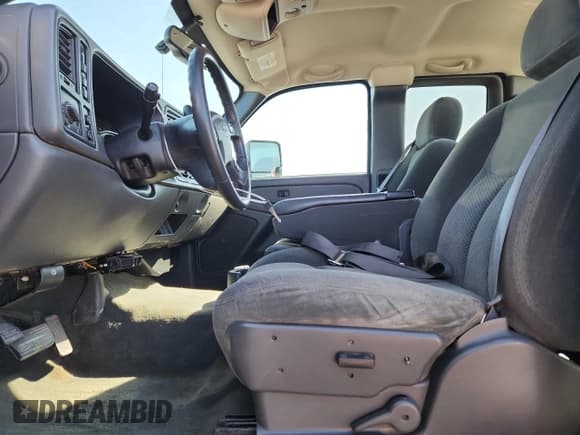 ✅ 2004 Chevrolet Silverado 2500HD LS • VIN: 1GCHK29U54E304416 • Lot: 84572925. Wystawiony na Copart z przebiegiem 88 735 mil. Bezpłatny archiwum sprzedaży aukcyjnych z USA i szczegółowy raport historii pojazdu na DreamBid. Zdjęcie 7.