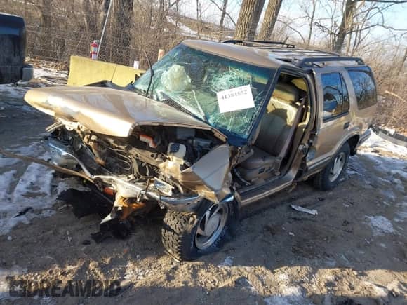 1999 Chevrolet Blazer LT z VIN 1GNDT13W1X2125173, wystawiony jako IAAI lot #41384552 z przebiegiem 208 059 mil mil oraz . Historia ofert i sprzedaży dostępna na DreamBid. Obrazek 17.