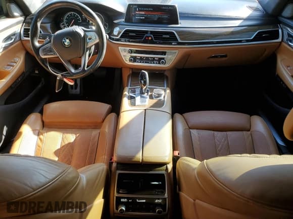 ✅ 2016 BMW 7 Series 750i xDrive • VIN: WBA7B0C57GG526950 • Lot: 81829615. Wystawiony na Copart z przebiegiem 84 030 mil. Bezpłatny archiwum sprzedaży aukcyjnych z USA i szczegółowy raport historii pojazdu na DreamBid. Zdjęcie 8.