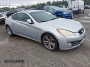 ✅ 2010 Hyundai Genesis Coupe Track • VIN: KMHHU6KH4AU012784 • Lot: 43294173. Wystawiony na IAAI z przebiegiem 205 821 mil. Bezpłatny archiwum sprzedaży aukcyjnych z USA i szczegółowy raport historii pojazdu na DreamBid. Zdjęcie 1.