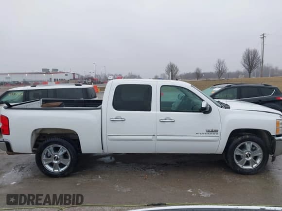 ✅ 2013 Chevrolet Silverado 1500 LT • VIN: 3GCPCSE27DG381536 • Lot: 41503503. Wystawiony na IAAI z przebiegiem 153 117 mil. Bezpłatny archiwum sprzedaży aukcyjnych z USA i szczegółowy raport historii pojazdu na DreamBid. Zdjęcie 13.