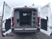 ✅ 2021 Ford Transit Cargo • VIN: 1FTBR1Y85MKA06966 • Lot: 43540742. Wystawiony na IAAI z przebiegiem 111 471 mil. Bezpłatny archiwum sprzedaży aukcyjnych z USA i szczegółowy raport historii pojazdu na DreamBid. Zdjęcie 17.