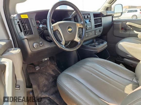 ✅ 2019 Chevrolet Express Cargo • VIN: 1GCWGAFP4K1242173 • Lot: 91474505. Wystawiony na Copart z przebiegiem 175 154 mil. Bezpłatny archiwum sprzedaży aukcyjnych z USA i szczegółowy raport historii pojazdu na DreamBid. Zdjęcie 8.