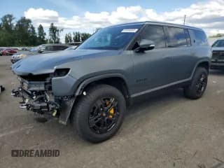 ✅ 2023 Rivian R1S Adventure • VIN: 7PDSGABA0PN018987 • Lot: 60968965. Wystawiony na Copart z przebiegiem 10 489 mil. Bezpłatny archiwum sprzedaży aukcyjnych z USA i szczegółowy raport historii pojazdu na DreamBid. Zdjęcie 1.
