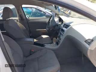 2011 Chevrolet Malibu 1LS z VIN 1G1ZB5E15BF170024, wystawiony jako IAAI lot #42646592 z przebiegiem 133 300 mil mil oraz . Historia ofert i sprzedaży dostępna na DreamBid. Obrazek 5.