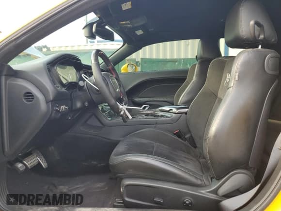 ✅ 2017 Dodge Challenger T/A 392 • VIN: 2C3CDZFJ4HH637913 • Lot: 56367985. Wystawiony na Copart z przebiegiem 42 623 mil. Bezpłatny archiwum sprzedaży aukcyjnych z USA i szczegółowy raport historii pojazdu na DreamBid. Zdjęcie 7.