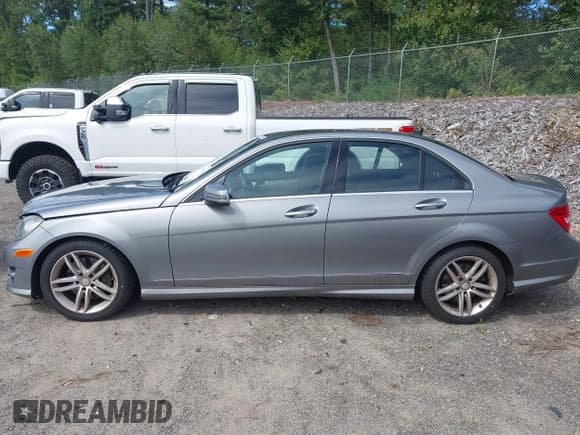 ✅ 2014 Mercedes-Benz C 300 Sport • VIN: WDDGF8AB4ER304789 • Lot: 43164953. Wystawiony na IAAI z przebiegiem 188 463 mil. Bezpłatny archiwum sprzedaży aukcyjnych z USA i szczegółowy raport historii pojazdu na DreamBid. Zdjęcie 13.
