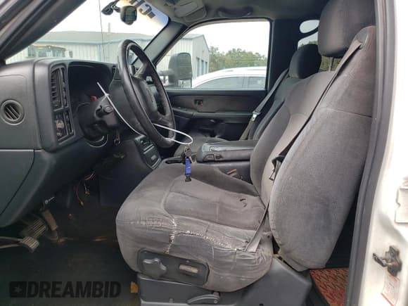 ✅ 2001 Chevrolet Silverado 2500HD LS • VIN: 1GCHK23U11F162998 • Lot: 82831614. Wystawiony na Copart z przebiegiem 300 425 mil. Bezpłatny archiwum sprzedaży aukcyjnych z USA i szczegółowy raport historii pojazdu na DreamBid. Zdjęcie 7.