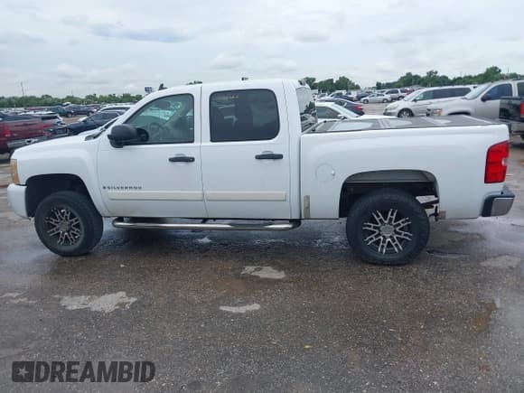 ✅ 2007 Chevrolet Silverado 1500 1LT • VIN: 2GCEC13J971531770 • Lot: 42486035. Wystawiony na IAAI z przebiegiem 401 722 mil. Bezpłatny archiwum sprzedaży aukcyjnych z USA i szczegółowy raport historii pojazdu na DreamBid. Zdjęcie 14.