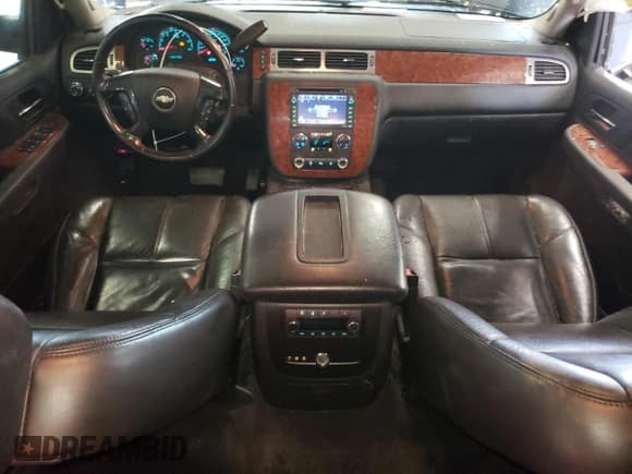 ✅ 2008 Chevrolet Suburban LTZ • VIN: 1GNFK16328J101744 • Lot: 69232634. Wystawiony na Copart z przebiegiem 186 535 mil. Bezpłatny archiwum sprzedaży aukcyjnych z USA i szczegółowy raport historii pojazdu na DreamBid. Zdjęcie 8.