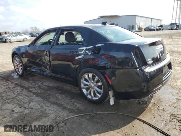 ✅ 2018 Chrysler 300 Touring • VIN: 2C3CCARG2JH324885 • Lot: 44934934. Wystawiony na Copart z przebiegiem 74 715 mil. Bezpłatny archiwum sprzedaży aukcyjnych z USA i szczegółowy raport historii pojazdu na DreamBid. Zdjęcie 2.
