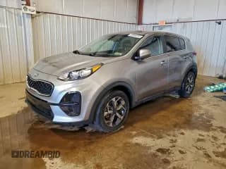 ✅ 2021 Kia Sportage LX • VIN: KNDPM3AC6M7848524 • Лот: 93566255. Опубликован ранее на Copart с пробегом 60 859 миль. Бесплатный доступ к архиву аукционных продаж из США и подробный отчёт об истории автомобиля на DreamBid. Изображение 1.