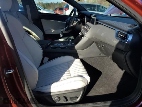 ✅ 2025 Genesis G70 2.5T • VIN: KMTG34SC5SU152504 • Lot: 92812455. Listed on Copart with 549 mi. Free auction sales archive from the USA and detailed vehicle history report at DreamBid. Image 7.