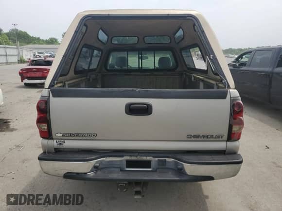 2004 Chevrolet Silverado 1500 LS z VIN 1GCEC14T54E186571, wystawiony jako Copart lot #60991645 z przebiegiem 308 569 mil mil oraz Szkoda całkowita • Salvage title. Historia ofert i sprzedaży dostępna na DreamBid. Obrazek 6.