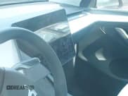 ✅ 2025 Tesla Model Y Performance • VIN: 7SAYGDEF9SF305944 • Lot: 42526978. Wystawiony na IAAI z przebiegiem 1 918 mil. Bezpłatny archiwum sprzedaży aukcyjnych z USA i szczegółowy raport historii pojazdu na DreamBid. Zdjęcie 17.