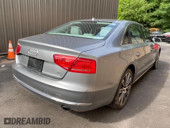 ✅ 2011 Audi A8 • VIN: WAURVAFD7BN018734 • Lot: 74670534. Wystawiony na Copart z przebiegiem 79 694 mil. Bezpłatny archiwum sprzedaży aukcyjnych z USA i szczegółowy raport historii pojazdu na DreamBid. Zdjęcie 4.