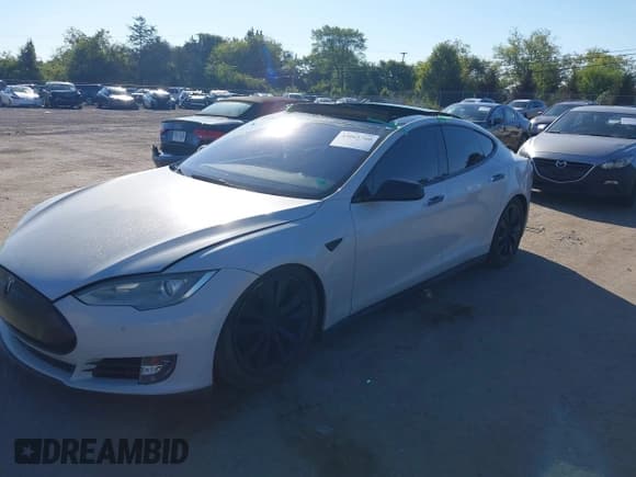✅ 2015 Tesla Model S 85D • VIN: 5YJSA1H21FFP76844 • Lot: 43061760. Wystawiony na IAAI z przebiegiem 141 109 mil. Bezpłatny archiwum sprzedaży aukcyjnych z USA i szczegółowy raport historii pojazdu na DreamBid. Zdjęcie 2.