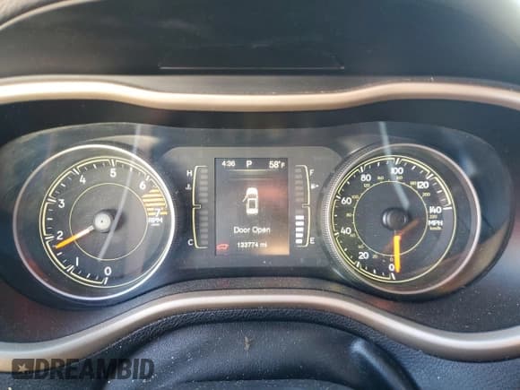 ✅ 2017 Jeep Cherokee Sport • VIN: 1C4PJLAB8HW652533 • Lot: 82310825. Wystawiony na Copart z przebiegiem 133 774 mil. Bezpłatny archiwum sprzedaży aukcyjnych z USA i szczegółowy raport historii pojazdu na DreamBid. Zdjęcie 9.