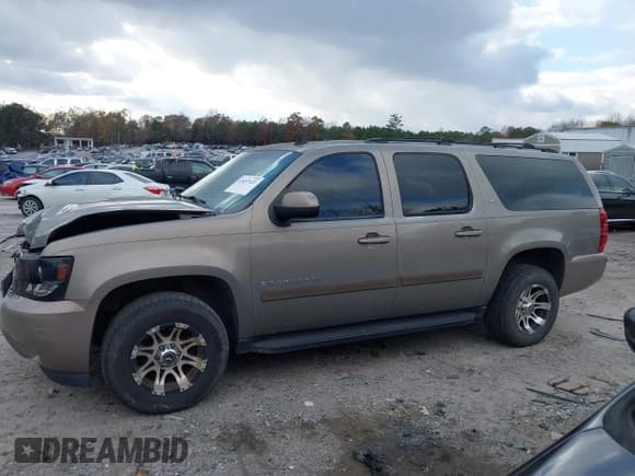 ✅ 2007 Chevrolet Suburban LTZ • VIN: 1GNFC16077J326498 • Lot: 43657422. Listed on IAAI with 252,671 mi. Free auction sales archive from the USA and detailed vehicle history report at DreamBid. Image 14.