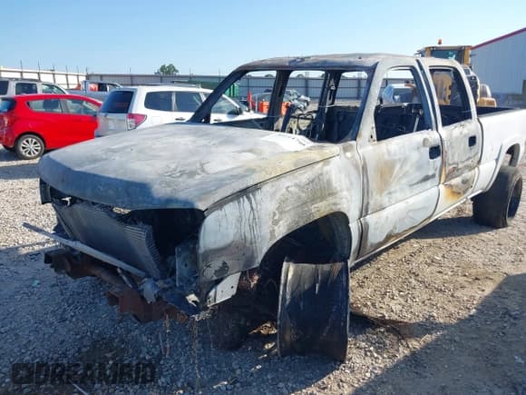 ✅ 2005 Chevrolet Silverado 2500HD LS • VIN: 1GCHK23295F869738 • Lot: 39714798. Wystawiony na IAAI z przebiegiem Nie podano. Bezpłatny archiwum sprzedaży aukcyjnych z USA i szczegółowy raport historii pojazdu na DreamBid. Zdjęcie 6.