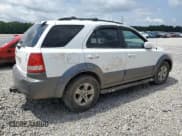 ✅ 2005 Kia Sorento LX • VIN: KNDJC733155463592 • Лот: 62647525. Опубликован ранее на Copart с пробегом 121 892 миль. Бесплатный доступ к архиву аукционных продаж из США и подробный отчёт об истории автомобиля на DreamBid. Изображение 3.