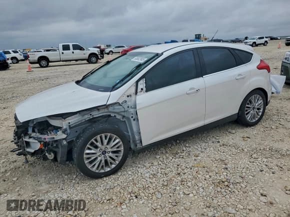 ✅ 2016 Ford Focus Titanium • VIN: 1FADP3N25GL326030 • Lot: 93662905. Wystawiony na Copart z przebiegiem 44 123 mil. Bezpłatny archiwum sprzedaży aukcyjnych z USA i szczegółowy raport historii pojazdu na DreamBid. Zdjęcie 1.