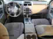 2011 Mercury Mariner z VIN 4M2CN8B76BKJ01102, wystawiony jako Copart lot #88304515 z przebiegiem 109 684 mil mil oraz Szkoda całkowita • Salvage title. Historia ofert i sprzedaży dostępna na DreamBid. Obrazek 8.