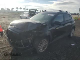 ✅ 2021 Hyundai Kona SEL • VIN: KM8K22AA6MU722752 • Лот: 81508805. Опубликован ранее на Copart с пробегом 51 739 миль. Бесплатный доступ к архиву аукционных продаж из США и подробный отчёт об истории автомобиля на DreamBid. Изображение 1.