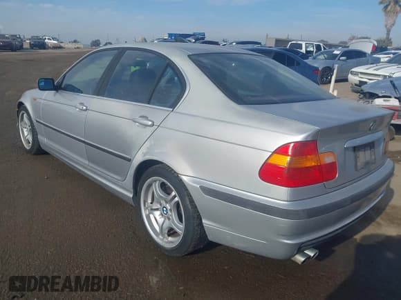 ✅ 2002 BMW 3 Series 330i • VIN: WBAEV53452KM17850 • Lot: 43827785. Wystawiony na IAAI z przebiegiem 140 940 mil. Bezpłatny archiwum sprzedaży aukcyjnych z USA i szczegółowy raport historii pojazdu na DreamBid. Zdjęcie 3.