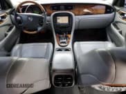 ✅ 2005 Jaguar XJ 8 LWB • VIN: SAJWA79CX5SG35319 • Лот: 49321465. Опубликован ранее на Copart с пробегом 182 834 миль. Бесплатный доступ к архиву аукционных продаж из США и подробный отчёт об истории автомобиля на DreamBid. Изображение 8.