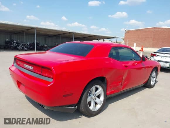 2014 Dodge Challenger SXT z VIN 2C3CDYAG5EH294823, wystawiony jako IAAI lot #43238375 z przebiegiem 153 229 mil mil oraz . Historia ofert i sprzedaży dostępna na DreamBid. Obrazek 4.