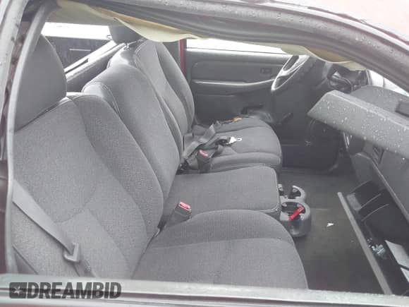 2004 Chevrolet Silverado 1500 z VIN 1GCEC14X44Z279609, wystawiony jako IAAI lot #42323393 z przebiegiem 197 341 mil mil oraz . Historia ofert i sprzedaży dostępna na DreamBid. Obrazek 5.