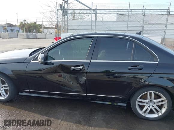 ✅ 2014 Mercedes-Benz C 250 Sport • VIN: WDDGF4HB5EA933412 • Lot: 41937278. Wystawiony na IAAI z przebiegiem 110 016 mil. Bezpłatny archiwum sprzedaży aukcyjnych z USA i szczegółowy raport historii pojazdu na DreamBid. Zdjęcie 14.