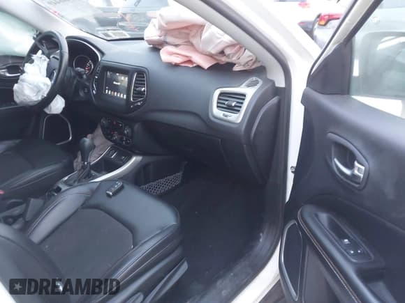 ✅ 2018 Jeep Compass Altitude • VIN: 3C4NJCBB5JT235467 • Lot: 43446449. Wystawiony na IAAI z przebiegiem 77 541 mil. Bezpłatny archiwum sprzedaży aukcyjnych z USA i szczegółowy raport historii pojazdu na DreamBid. Zdjęcie 5.