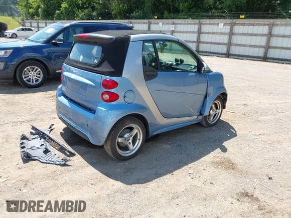 ✅ 2013 Smart fortwo Passion • VIN: WMEEK3BA0DK644925 • Lot: 42656798. Wystawiony na IAAI z przebiegiem 137 622 mil. Bezpłatny archiwum sprzedaży aukcyjnych z USA i szczegółowy raport historii pojazdu na DreamBid. Zdjęcie 4.