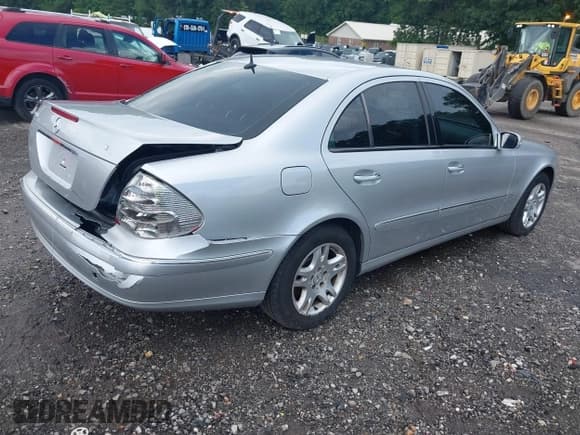 ✅ 2005 Mercedes-Benz E 320 • VIN: WDBUF65J45A622279 • Lot: 42528958. Wystawiony na IAAI z przebiegiem 125 464 mil. Bezpłatny archiwum sprzedaży aukcyjnych z USA i szczegółowy raport historii pojazdu na DreamBid. Zdjęcie 4.