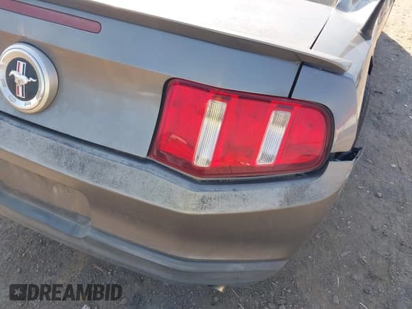 ✅ 2010 Ford Mustang V6 • VIN: 1ZVBP8AN5A5130774 • Lot: 43333783. Listed on IAAI with 237,730 mi. Free auction sales archive from the USA and detailed vehicle history report at DreamBid. Image 21.