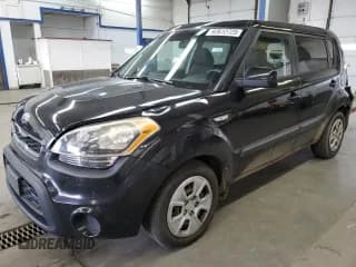 ✅ 2013 Kia Soul • VIN: KNDJT2A52D7599384 • Лот: 92612725. Опубликован ранее на Copart с пробегом 140 560 миль. Бесплатный доступ к архиву аукционных продаж из США и подробный отчёт об истории автомобиля на DreamBid. Изображение 1.