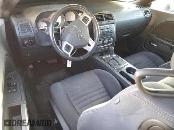 ✅ 2014 Dodge Challenger SXT • VIN: 2C3CDYAG9EH111245 • Lot: 42001825. Wystawiony na Copart z przebiegiem 109 674 mil. Bezpłatny archiwum sprzedaży aukcyjnych z USA i szczegółowy raport historii pojazdu na DreamBid. Zdjęcie 8.