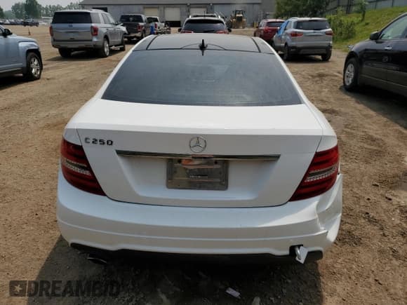✅ 2015 Mercedes-Benz C 250 • VIN: WDDGJ4HB4FG366249 • Лот: 59894625. Опубликован ранее на Copart с пробегом 92 439 миль. Бесплатный доступ к архиву аукционных продаж из США и подробный отчёт об истории автомобиля на DreamBid. Изображение 6.