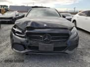 ✅ 2017 Mercedes-Benz C 300 • VIN: 55SWF4JB6HU190608 • Lot: 87290435. Wystawiony na Copart z przebiegiem 157 848 mil. Bezpłatny archiwum sprzedaży aukcyjnych z USA i szczegółowy raport historii pojazdu na DreamBid. Zdjęcie 5.