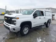 ✅ 2024 Chevrolet Silverado 2500HD Work Truck • VIN: 1GC2YLE72RF198079 • Lot: 41586127. Wystawiony na IAAI z przebiegiem 9 934 mil. Bezpłatny archiwum sprzedaży aukcyjnych z USA i szczegółowy raport historii pojazdu na DreamBid. Zdjęcie 19.
