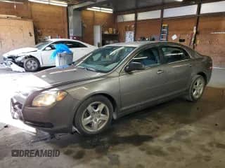 2011 Chevrolet Malibu 1LS z VIN 1G1ZB5E12BF359567, wystawiony jako Copart lot #85574975 z przebiegiem 112 236 mil mil oraz Szkoda całkowita • Salvage title. Historia ofert i sprzedaży dostępna na DreamBid. Obrazek 1.